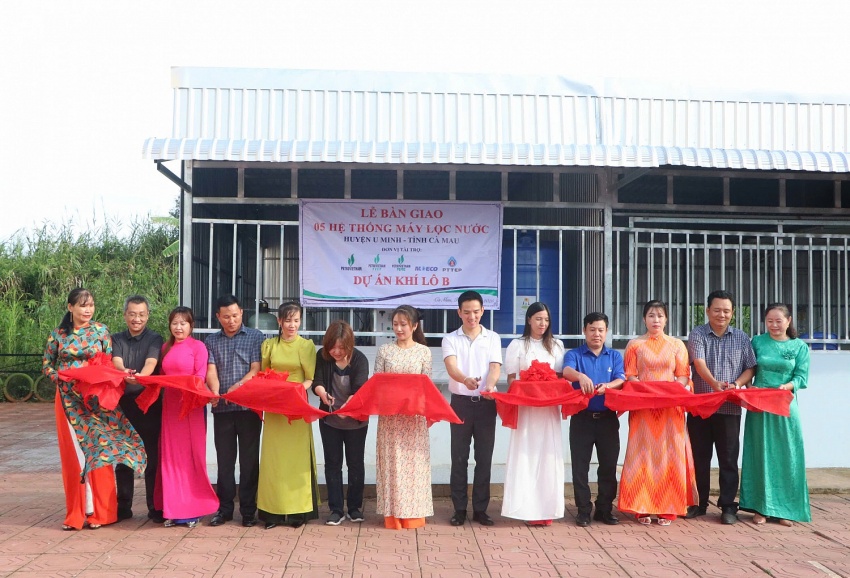 PQPOC và đại diện các bên Nhà đầu tư tham gia trong Dự án Khí Lô B bàn giao 5 hệ thống lọc nước sạch cho người dân tại huyện U Minh.