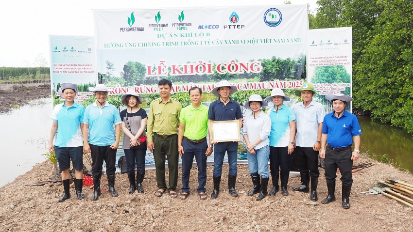 Đại diện Dự án Khí Lô B nhận Giấy chứng nhận do Trung tâm Nghiên cứu Thực nghiệm Lâm nghiệp Tây Nam Bộ trao tặng vì sự đồng hành trong chương trình trồng rừng ngập mặn tại Cà Mau.