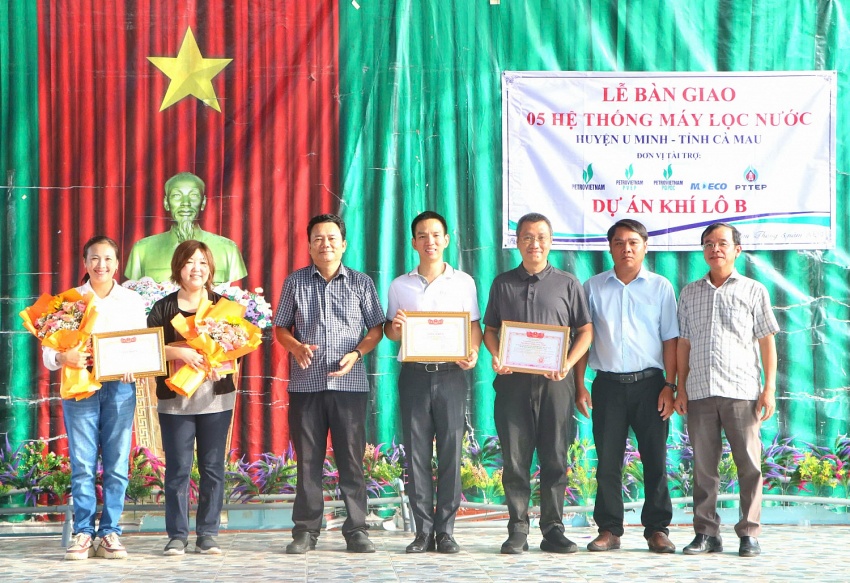 Đại diện Dự án Khí Lô B nhận Giấy khen của địa phương vì đã có nhiều đóng góp tích cực cho sự phát triển cộng đồng và môi trường bền vững tại tỉnh Cà Mau.