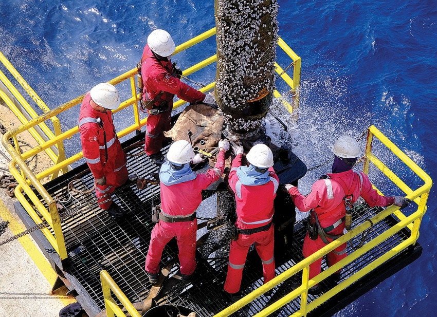 Người lao động Petrovietnam làm việc trên giàn khoan (ảnh: Trần Văn Quỳnh)