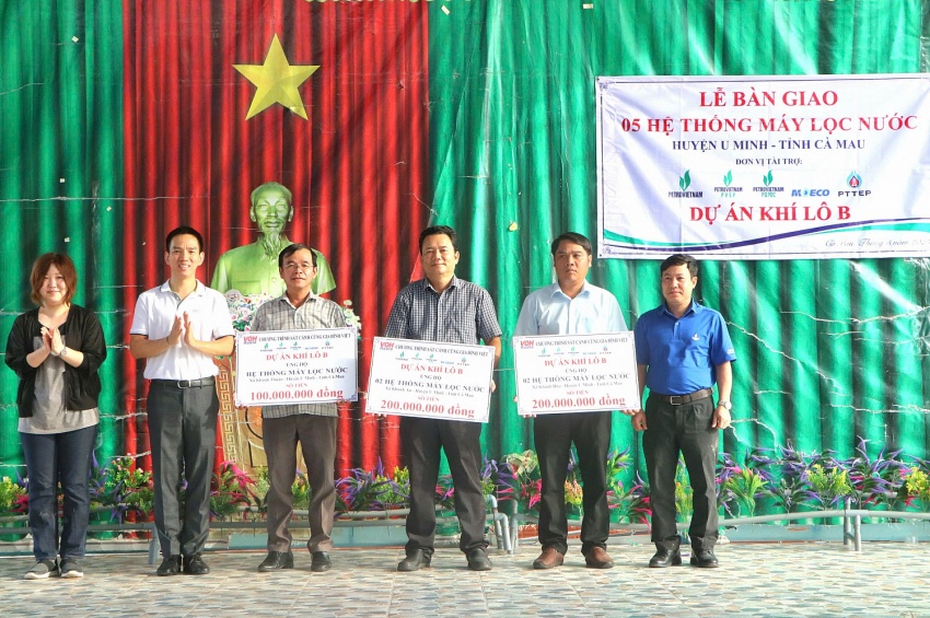 Đại diện Dự án Khí Lô B trao tượng trưng bảng tài trợ cho 5 hệ thống lọc nước sạch, với tổng kinh phí 500 triệu đồng hỗ trợ các xã Khánh An, Khánh Hòa, Khánh Thuận (huyện U Minh, tỉnh Cà Mau).