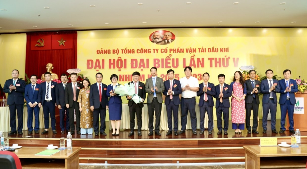 Đồng chí Trần Hồng Nam - Thành viên HĐTV Petrovietnam chúc mừng Ban Chấp hành Đảng bộ PVTrans khóa V