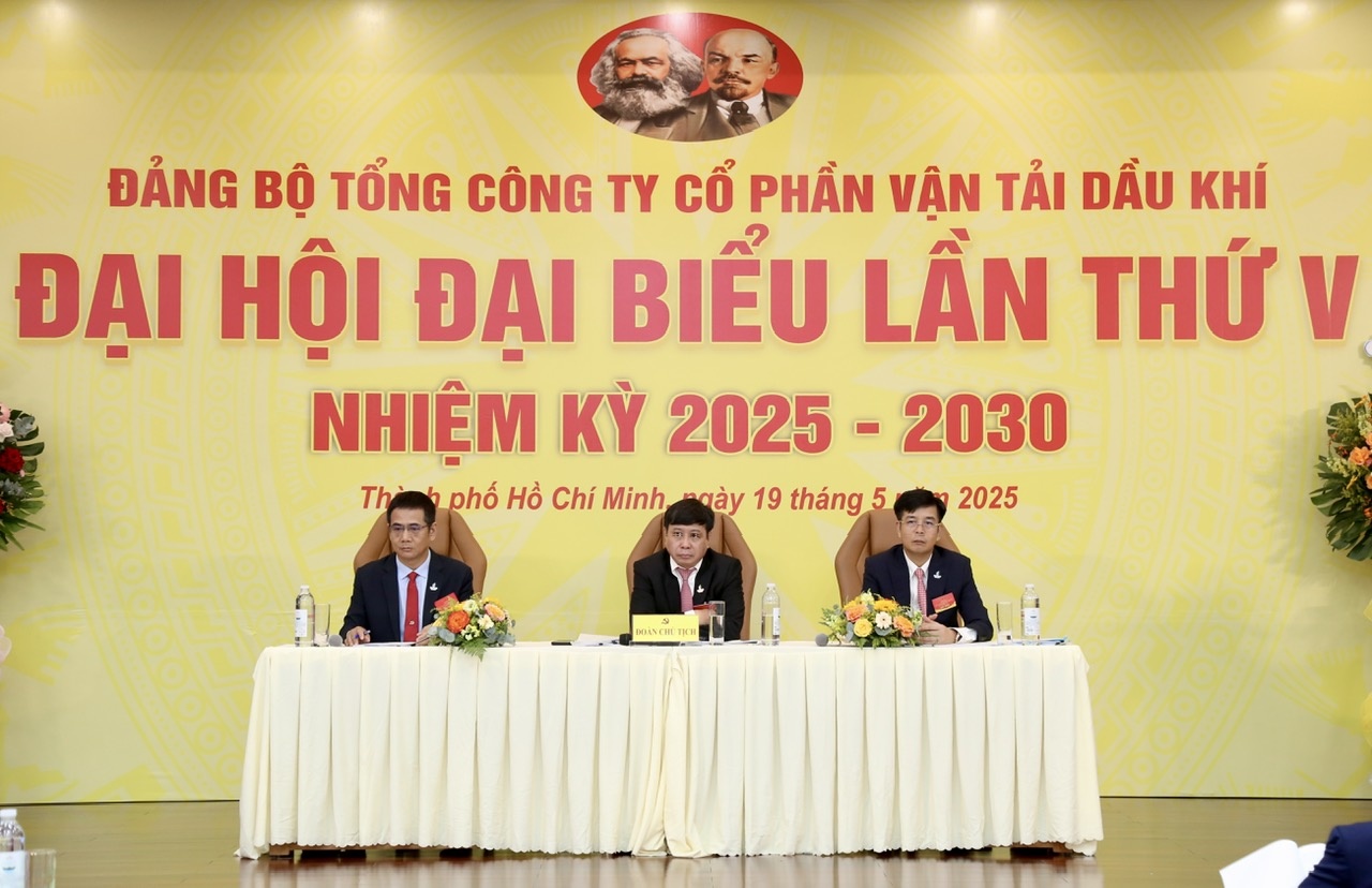 Đoàn Chủ tịch điều hành Đại hội.