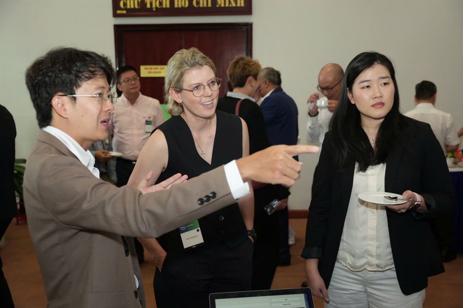The delegates exchanged views on the sidelines of the seminar