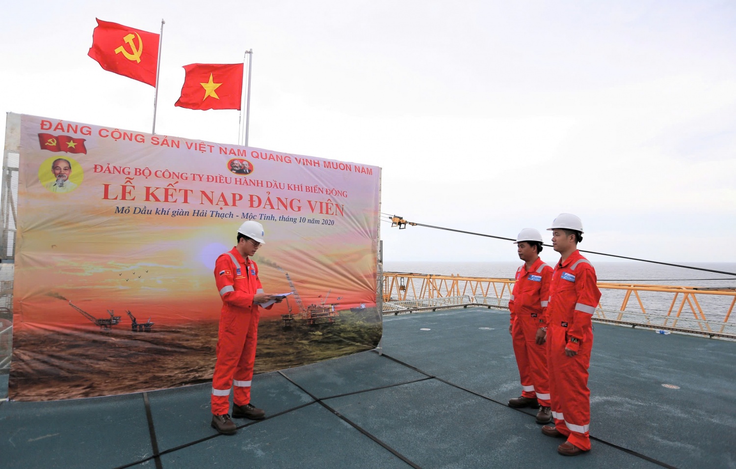 1 buổi lễ kết nạp đảng viên mới trên giàn
