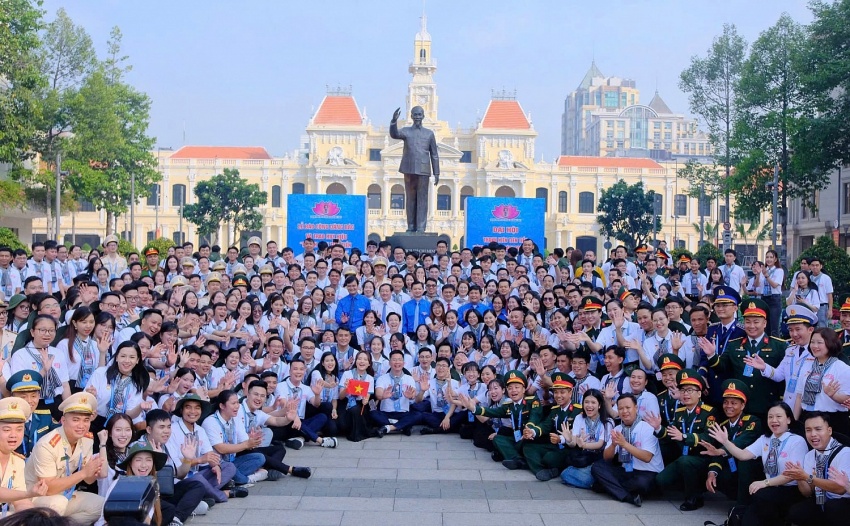 444 đại biểu thanh niên có mặt tại khu vực Công viên tượng đài Chủ tịch Hồ Chí Minh, Q.1, TP.HCM để tham dự lễ báo công dâng Bác và đón nhận huy hiệu