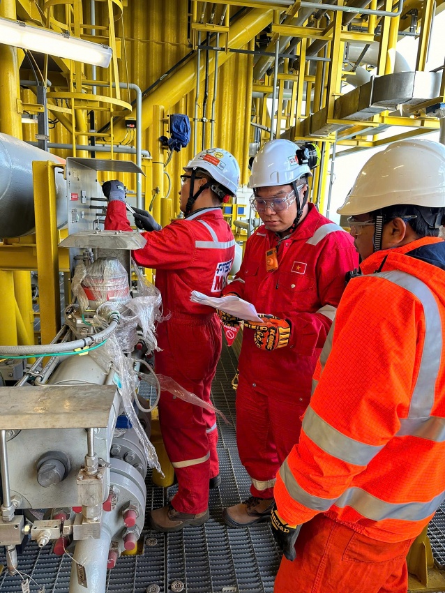 Cường và anh em đồng nghiệp tại dự án ở Qatar