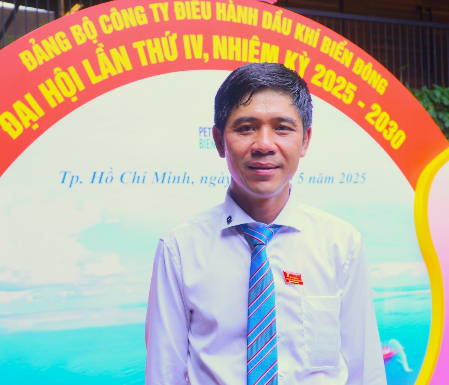 Đồng chí Ngô Văn Lành chia sẻ sự xúc động, tự hào khi mang trên ngực trái huy hiệu Đại hội Đảng bộ BIENDONG POC.