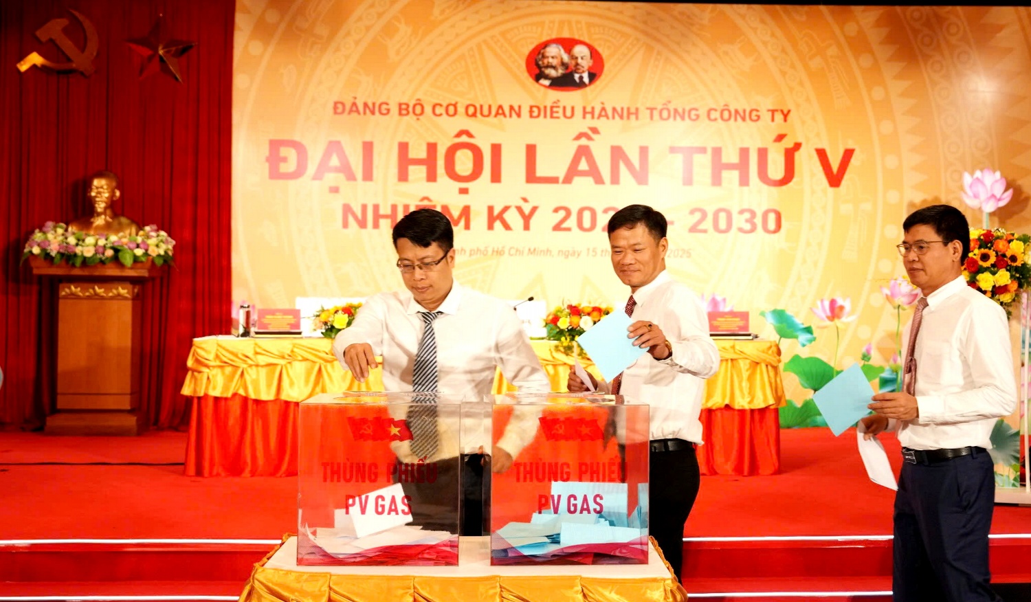 Các đại biểu tham gia bỏ phiếu tại Đại hội