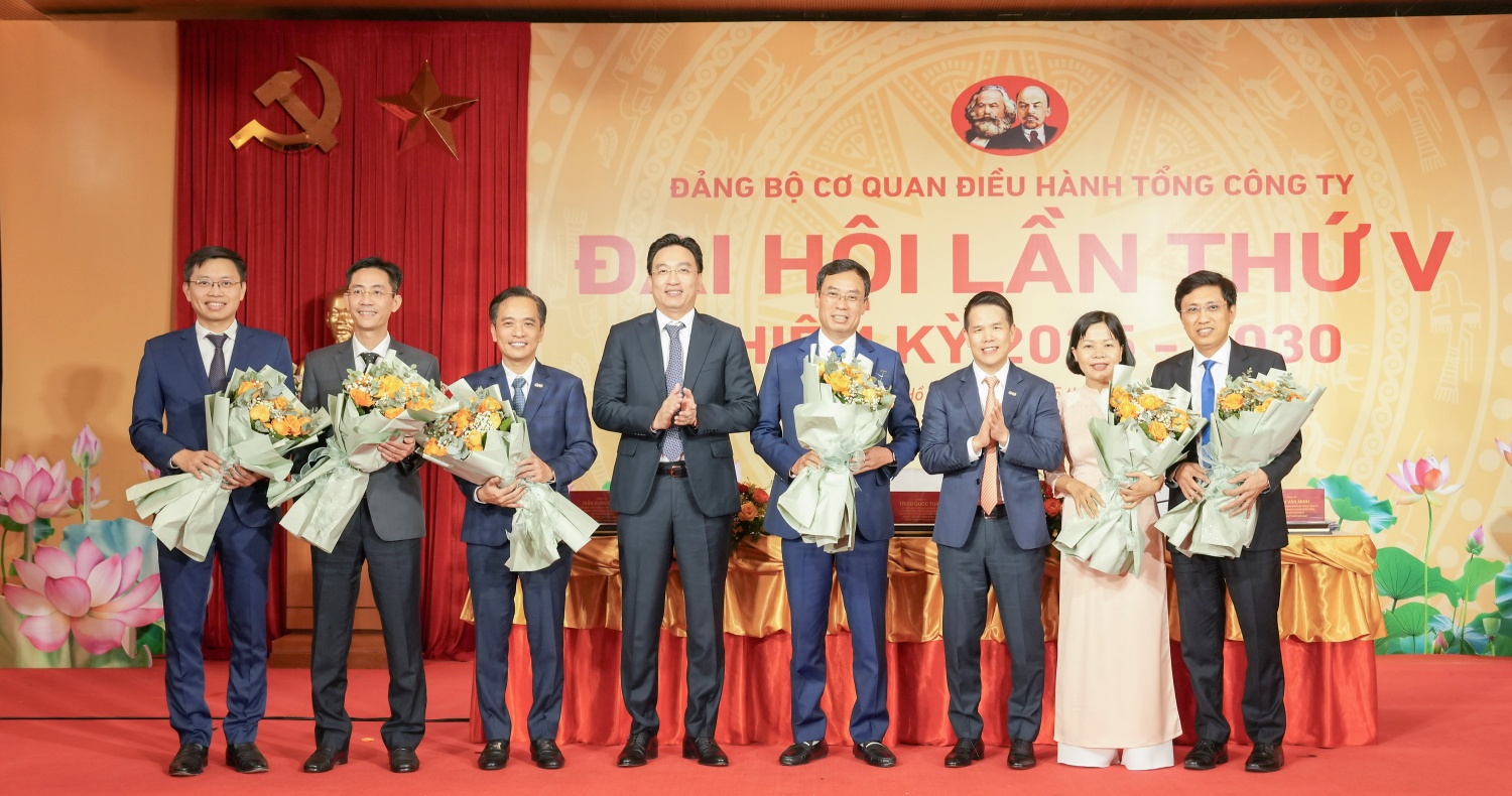 Lãnh đạo Đảng bộ PV GAS tặng hoa chúc mừng BCH Đảng bộ CQĐH TCT nhiệm kỳ 2025 - 2030