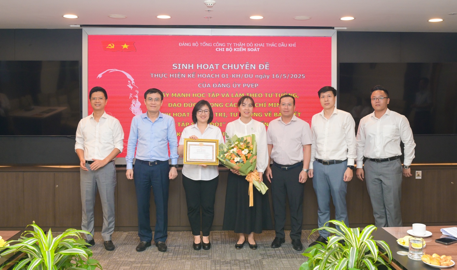 Lãnh đạo PVEP tặng hoa và Bằng khen cho Chi bộ Kiểm soát vì đã có đóng góp xuất sắc trong việc tổ chức thành công Đại hội đại biểu Đảng bộ PVEP lần thứ IV