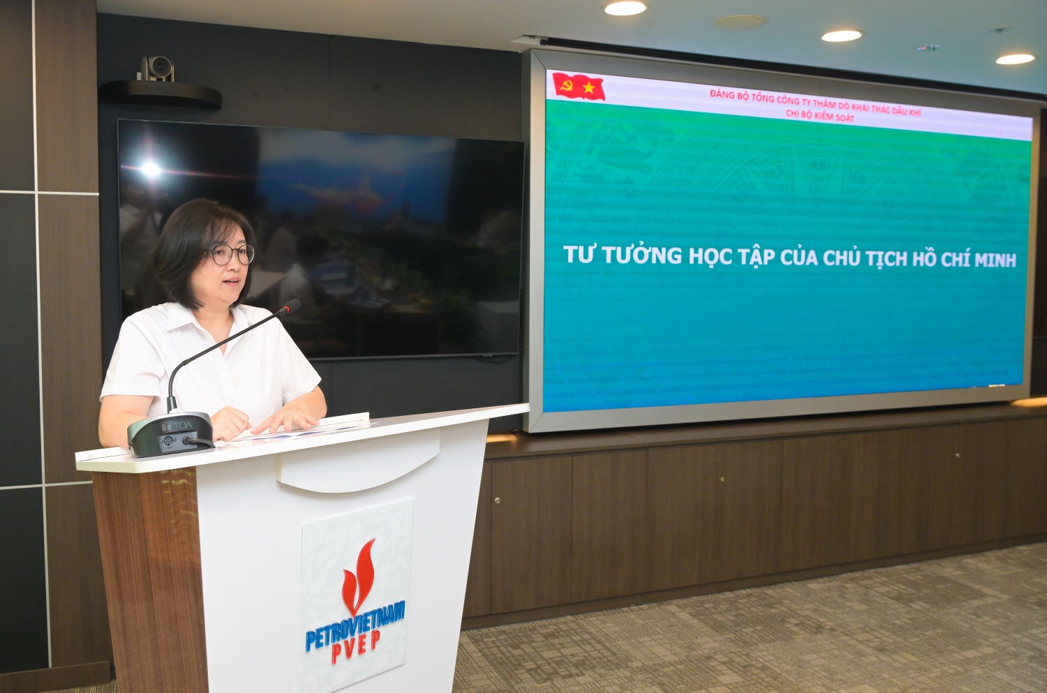 Đồng chí Nguyễn Thị Cẩm Tú, Bí thư Chi bộ Kiểm soát PVEP phổ biến nội dung chuyên đề