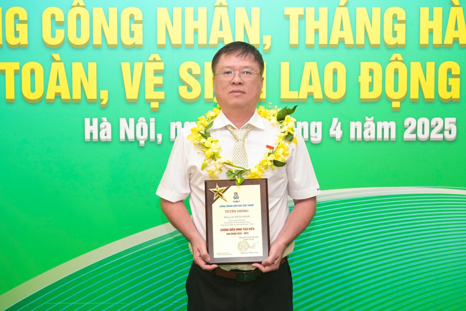 Kỹ sư Trần Mạnh vinh dự là một trong những tấm gương lao động tiêu biểu đại diện cho người lao động Petrovietnam gặp mặt Chủ tịch Quốc hội.