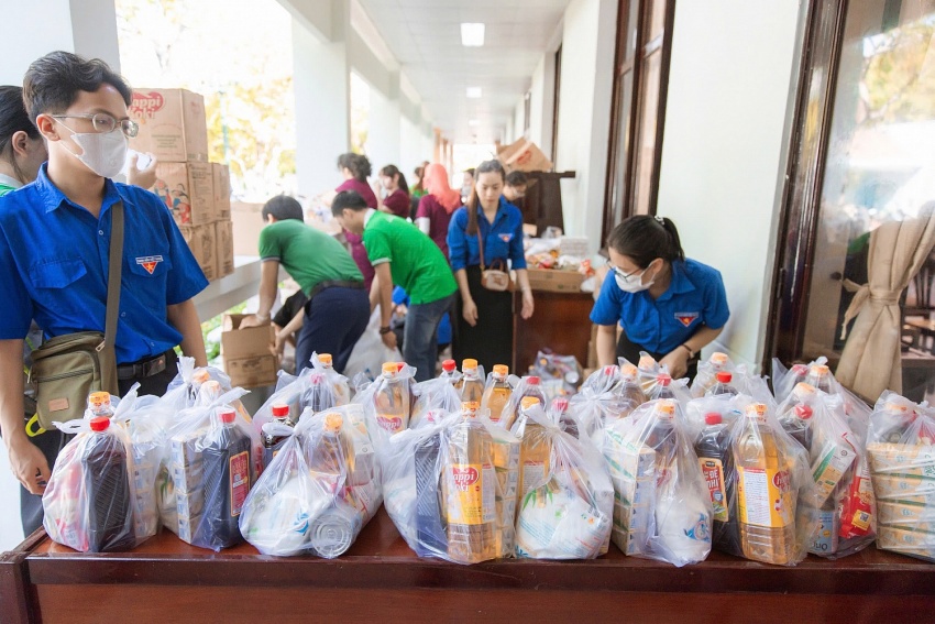 Chuẩn bị các phần quà cho người dân đến khám bệnh.