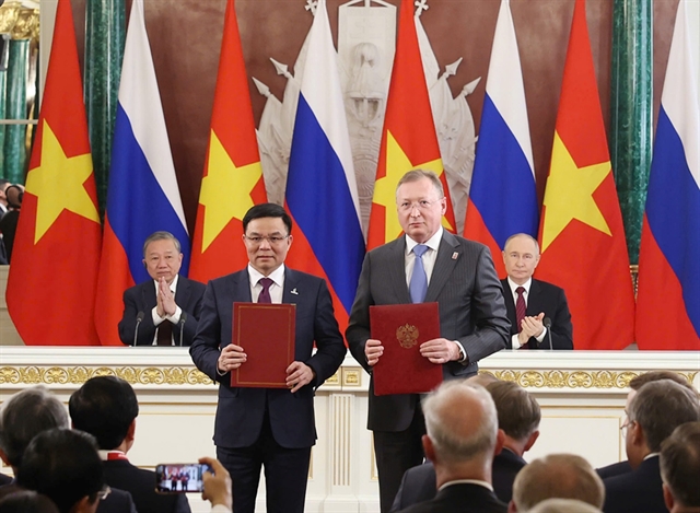 Petrovietnam’s Chairman Lê Mạnh Hùng (left) exchanges cooperation documents with Zarubezhneft (Russia) leaders. — Photo courtesy of Petrovietnam