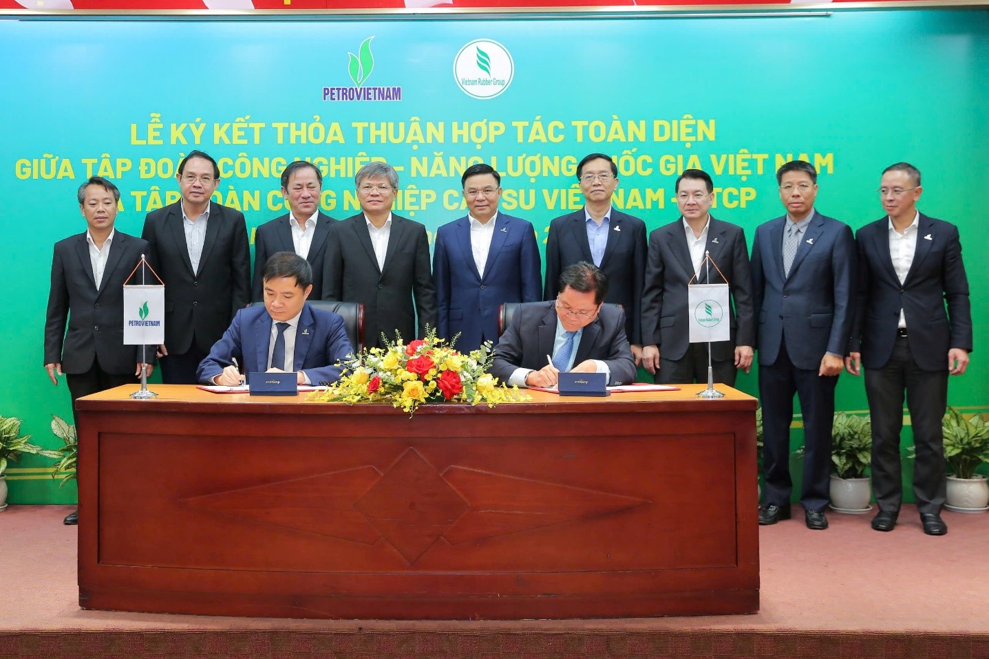 Tổng Giám đốc Petrovietnam Lê Ngọc Sơn và Tổng Giám đốc VRG Lê Thanh Hưng ký kết thỏa thuận hợp tác toàn diện giữa hai Tập đoàn
