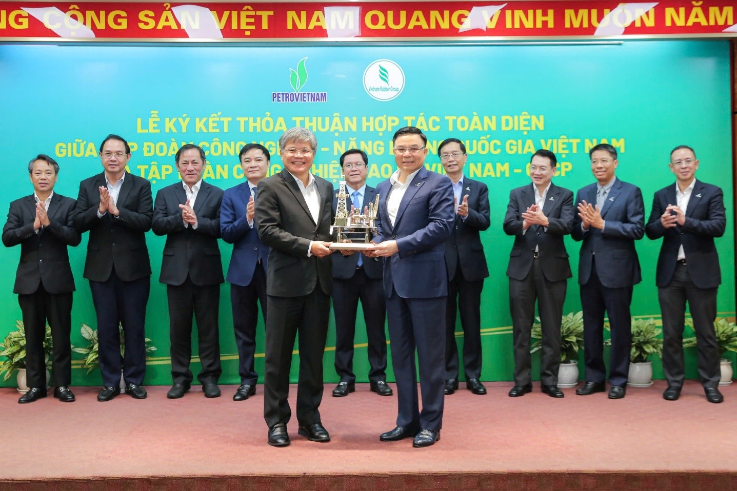 Chủ tịch HĐTV Petrovietnam Lê Mạnh Hùng tặng quà lưu niệm Chủ tịch HĐQT VRG Trần Công Kha