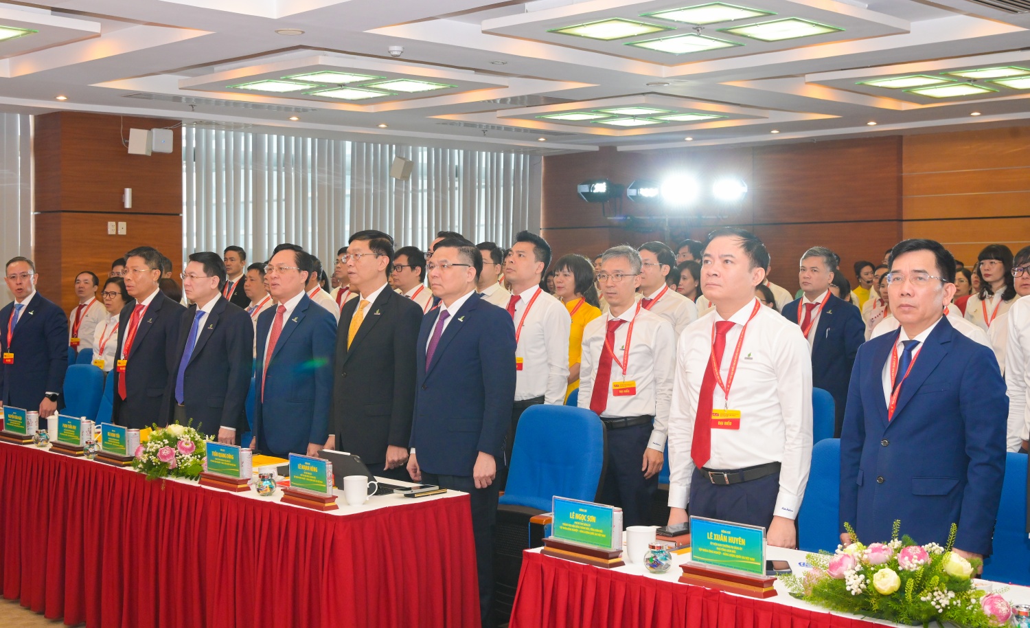 Các đại biểu thực hiện nghi thức chào cờ