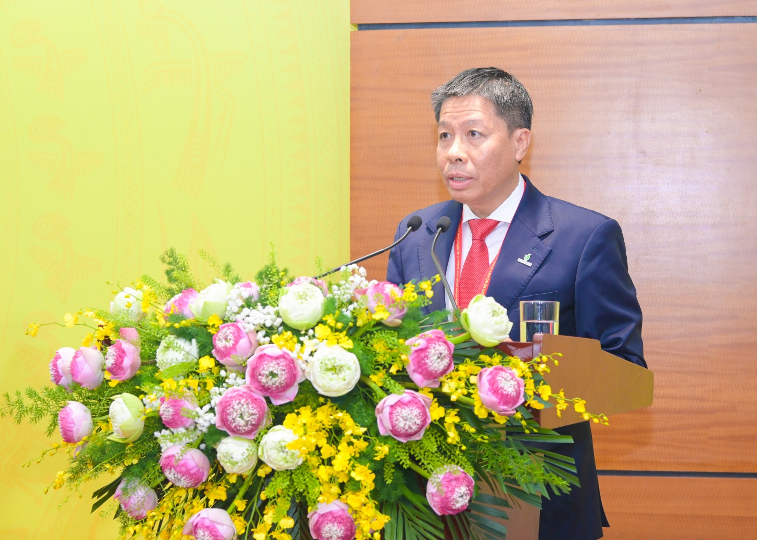 Đồng chí Nguyễn Văn Mậu, Ủy viên BCH Đảng bộ, Bí thư Đảng ủy Bộ máy QL&ĐH, Thành viên HĐTV Petrovietnam trình bày báo cáo chính trị tại Đại hội