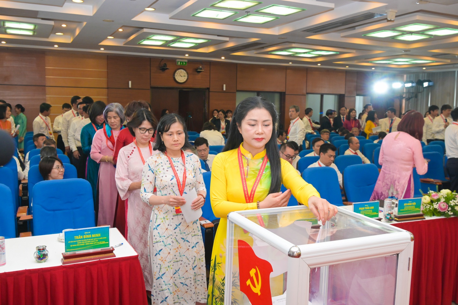 Các đại biểu bỏ phiếu bầu Ban Chấp hành khóa mới