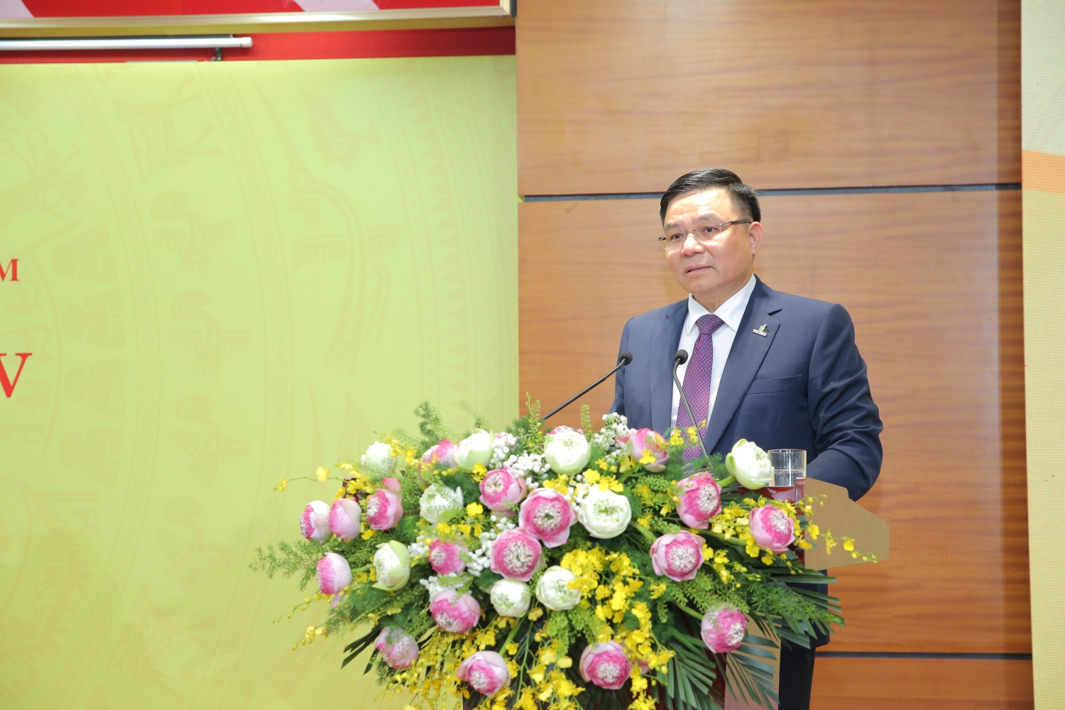 Đồng chí Lê Mạnh Hùng - Bí thư Đảng ủy, Chủ tịch HĐTV Petrovietnam ghi nhận và chúc mừng những kết quả toàn diện mà Đảng bộ Bộ máy QL&ĐH đã được trong nhiệm kỳ qua