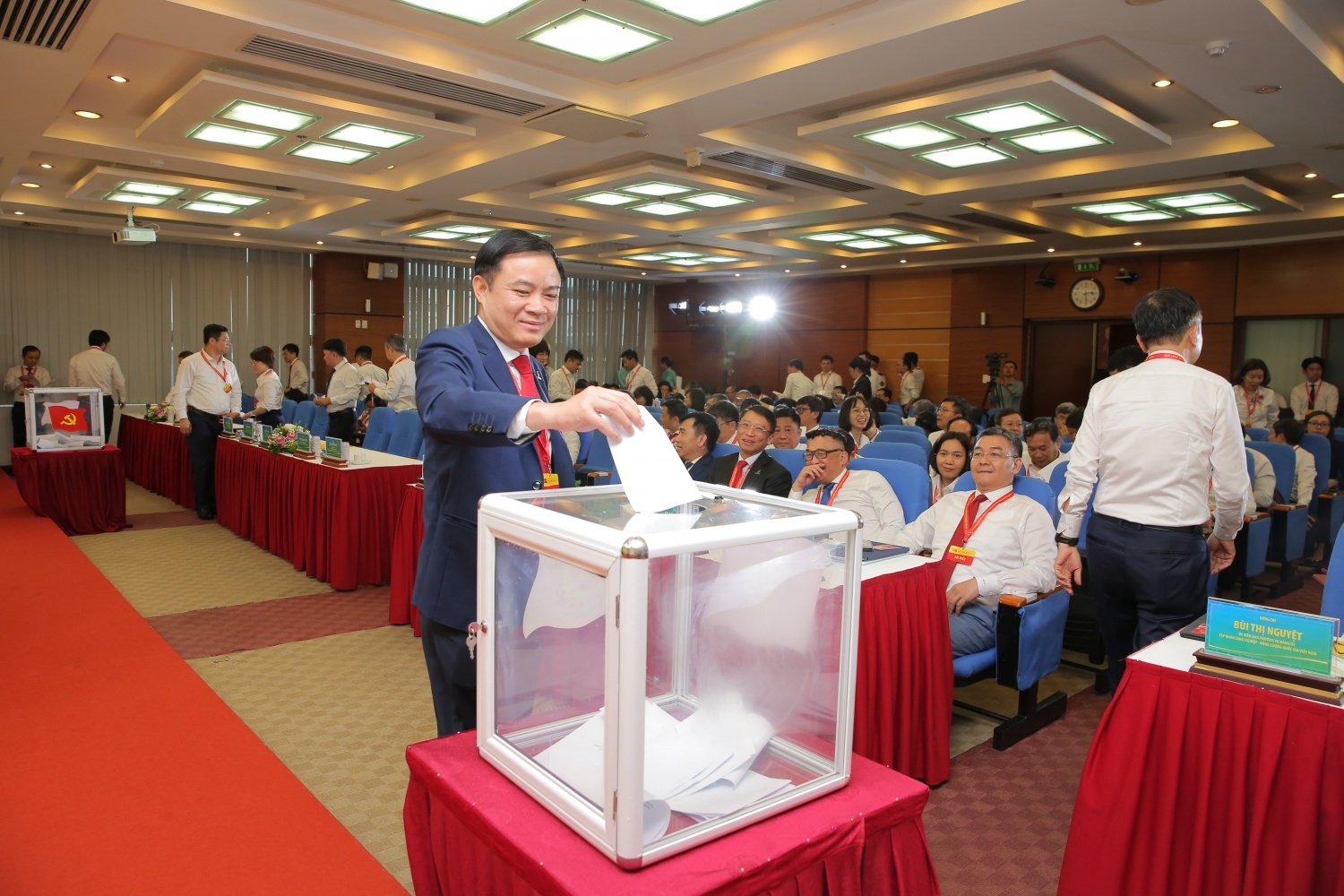 Đồng chí Lê Ngọc Sơn - Phó Bí thư Đảng ủy, Tổng Giám đốc Petrovietnam bỏ phiếu bầu Ban Chấp hành Đảng bộ Bộ máy QL&ĐH nhiệm kỳ 2025 - 2030