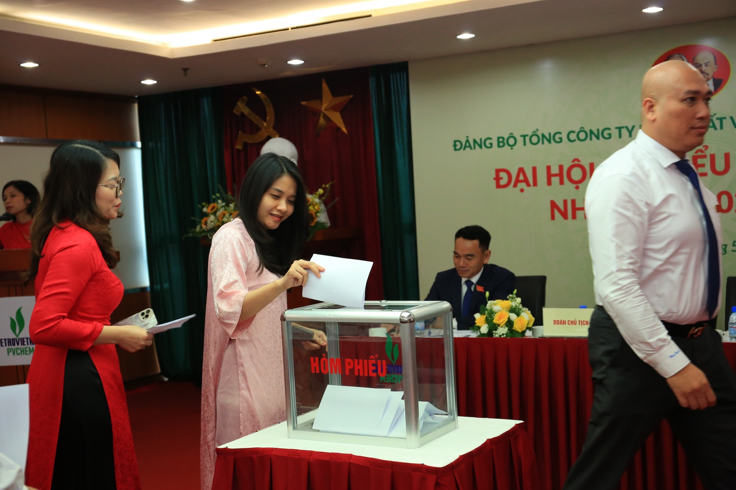 Các đại biểu bỏ phiếu bầu Ban Chấp hành Đảng bộ PVChem nhiệm kỳ 2025-2030.