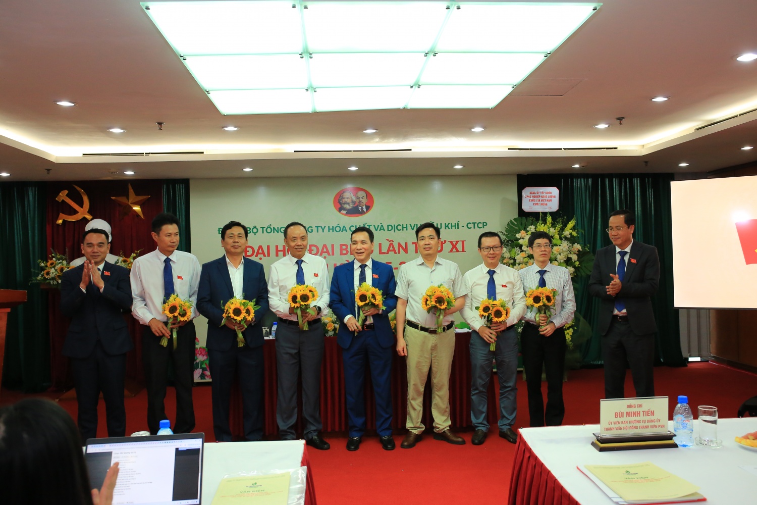Đảng bộ PVChem tri ân các đồng chí Ủy viên BCH Đảng bộ PVChem nhiệm kỳ 2020-2025 không tiếp tục tham gia BCH Đảng bộ PVChem nhiệm kỳ 2025-2030.