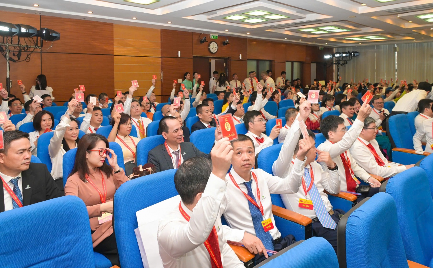 Các đại biểu biểu quyết tại Đại hội