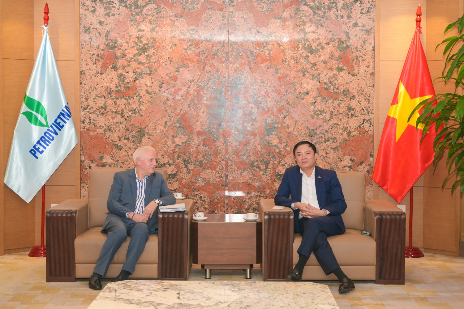 Tổng Giám đốc Petrovietnam Lê Ngọc Sơn trao đổi với Ngài Marcos Antonio BEDNARSKI
