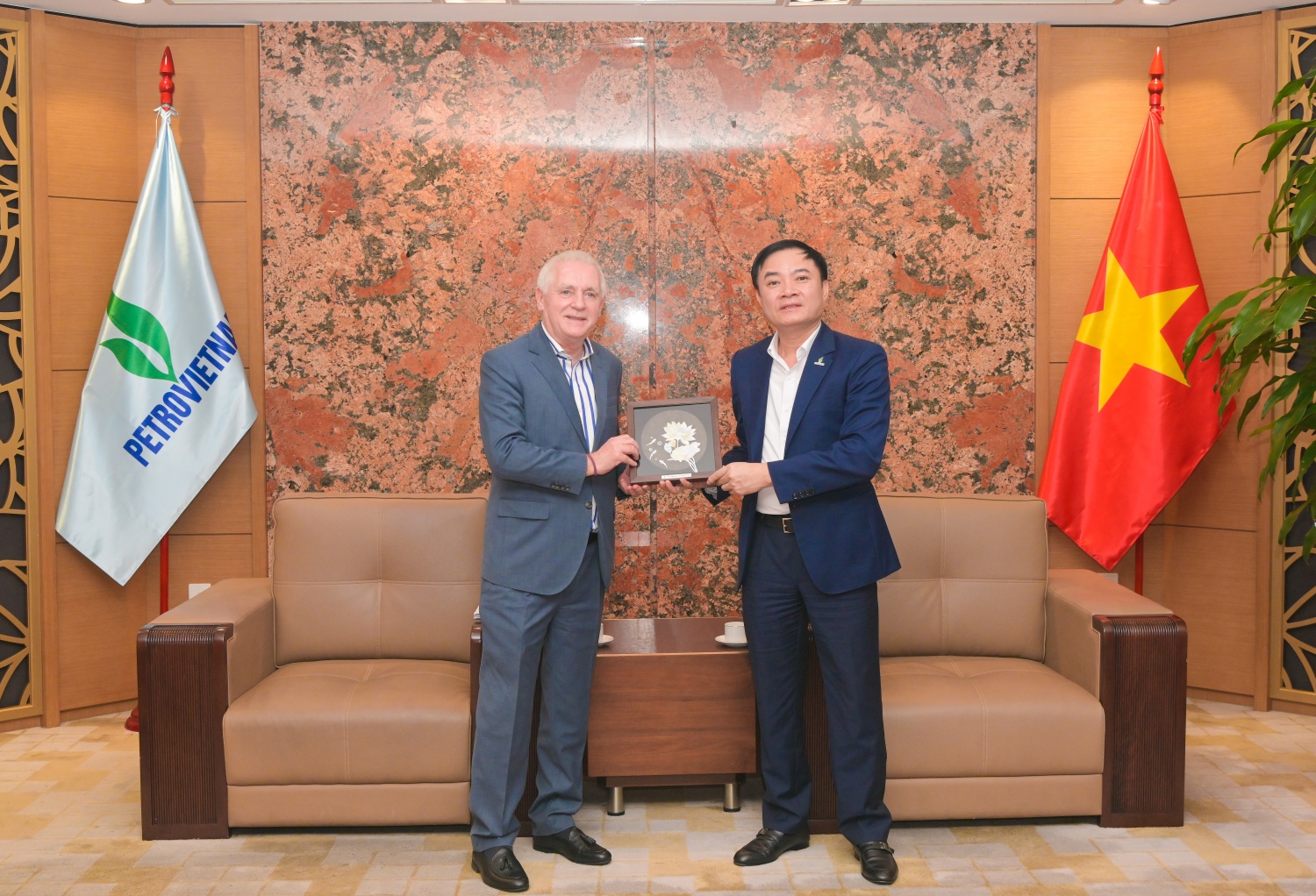 Tổng Giám đốc Petrovietnam Lê Ngọc Sơn tặng quà lưu niệm cho Ngài Đại sứ Argentina