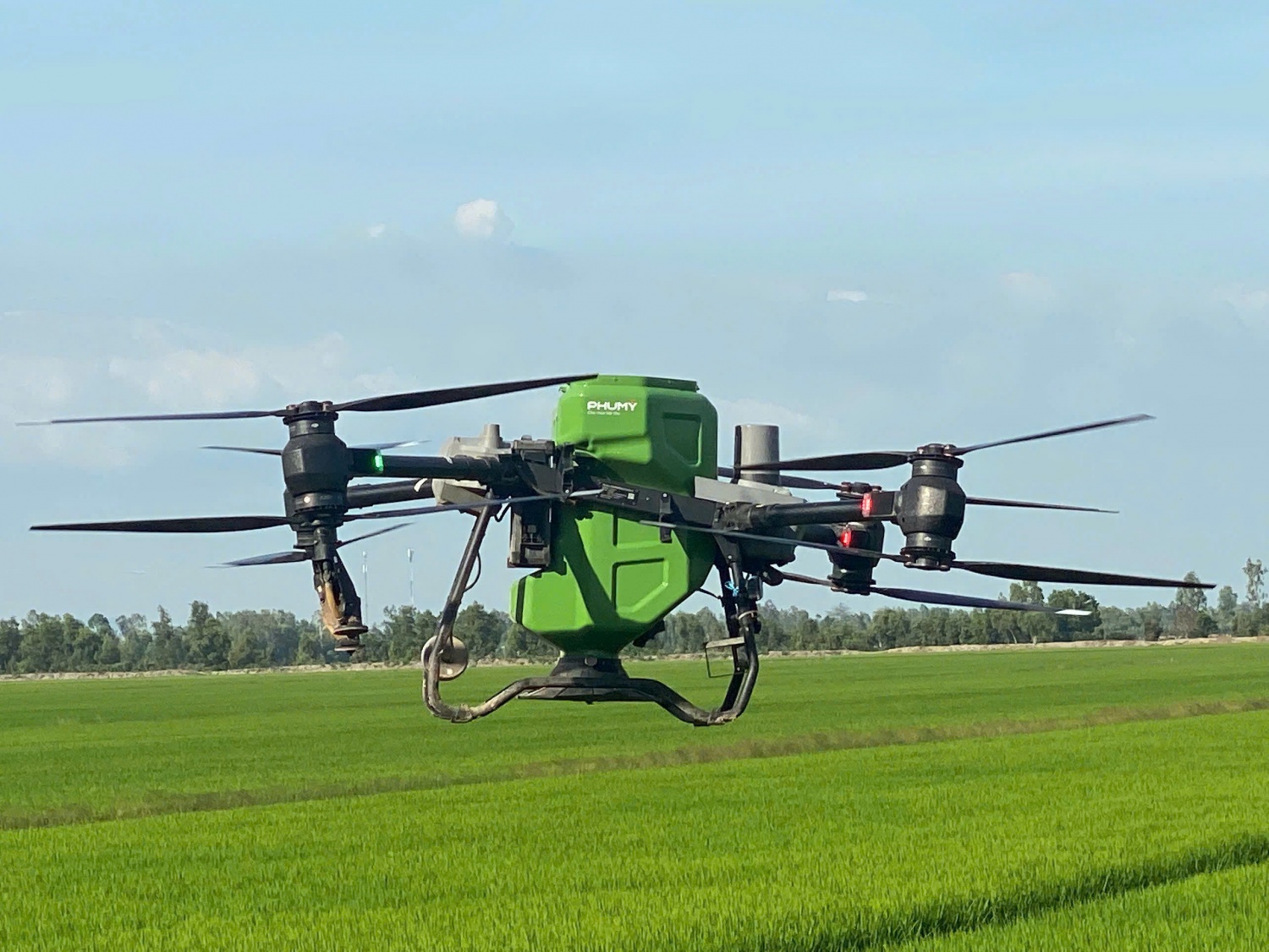 Phú Mỹ đang tích cực triển khai các giải pháp công nghệ mới như ứng dụng drone trong nông nghiệp.