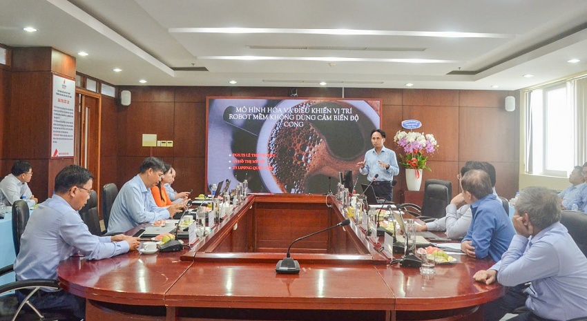 PGS.TS Lê Thể Truyền (HUIT) chia sẻ nghiên cứu mô hình hóa và điều khiển các cơ cấu chấp hành mềm không sử dụng cảm biến độ cong.