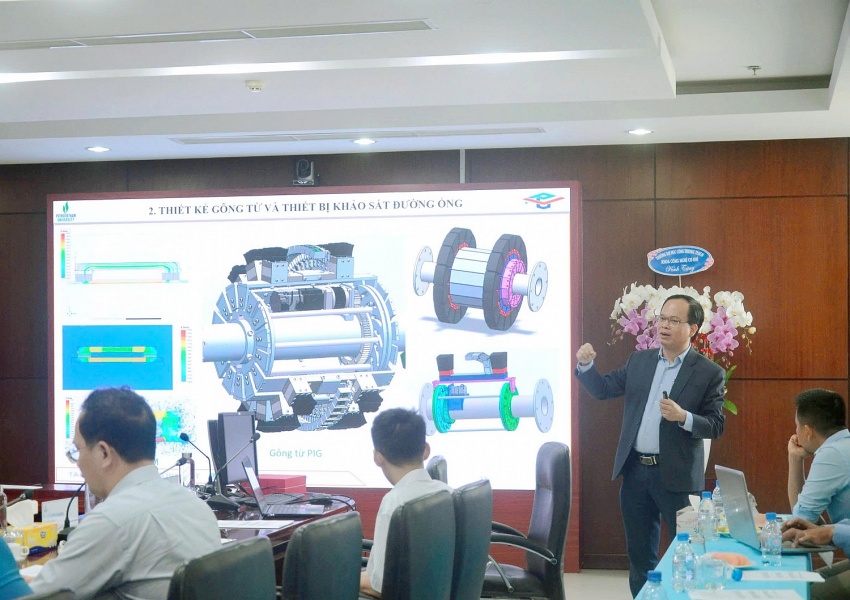 PGS.TS Vũ Minh Hùng - Trưởng Khoa Khoa học cơ bản (PVU) trình bày báo cáo thiết kế và chế tạo thiết bị PIG có gông từ linh hoạt dùng để khảo sát đường ống dẫn khí.