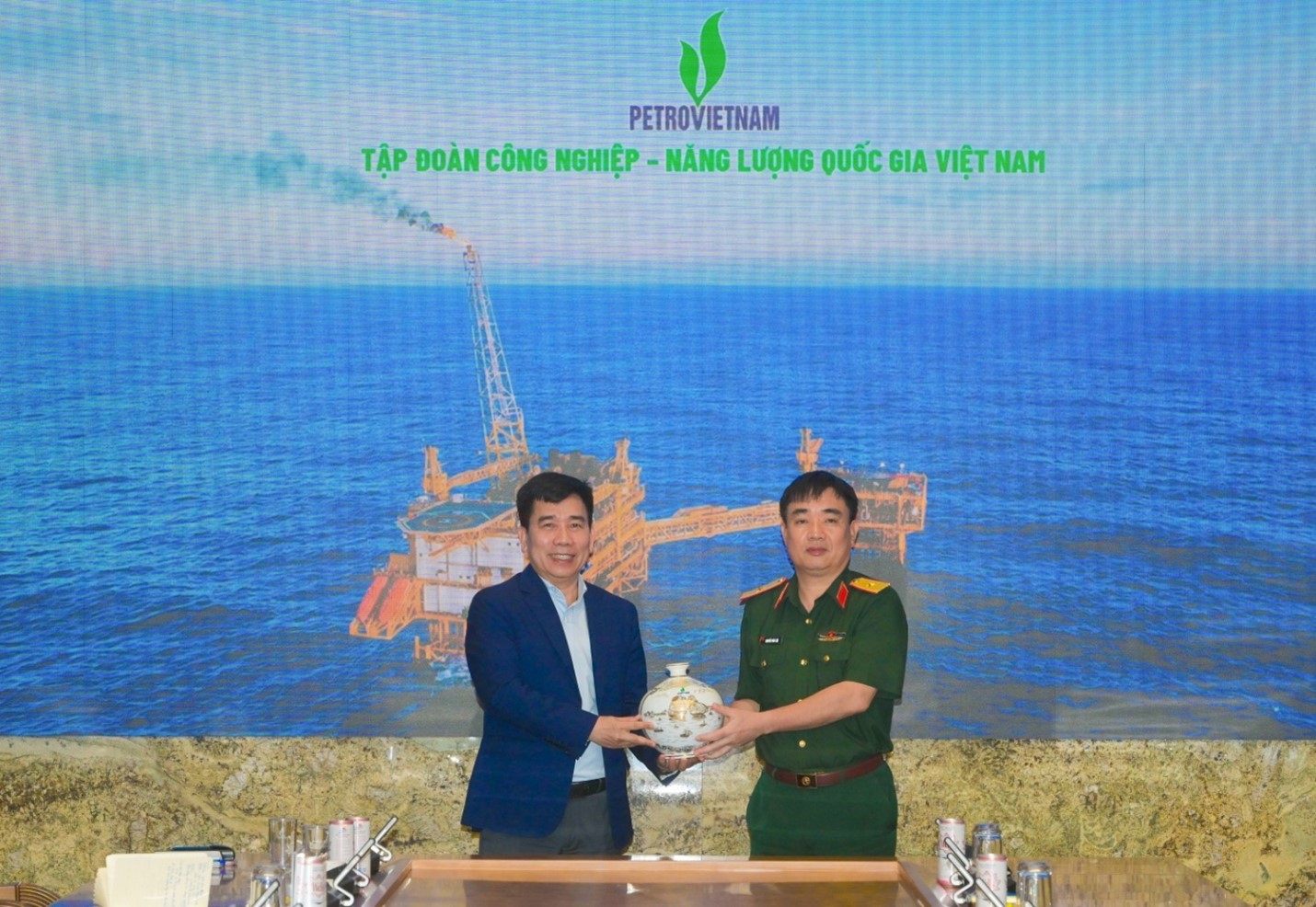 Phó Tổng giám đốc Petrovietnam Lê Xuân Huyên trao tặng quà lưu niệm cho lãnh đạo Cục Xăng dầu, Tổng cục Hậu cần Kỹ thuật, Bộ Quốc phòng