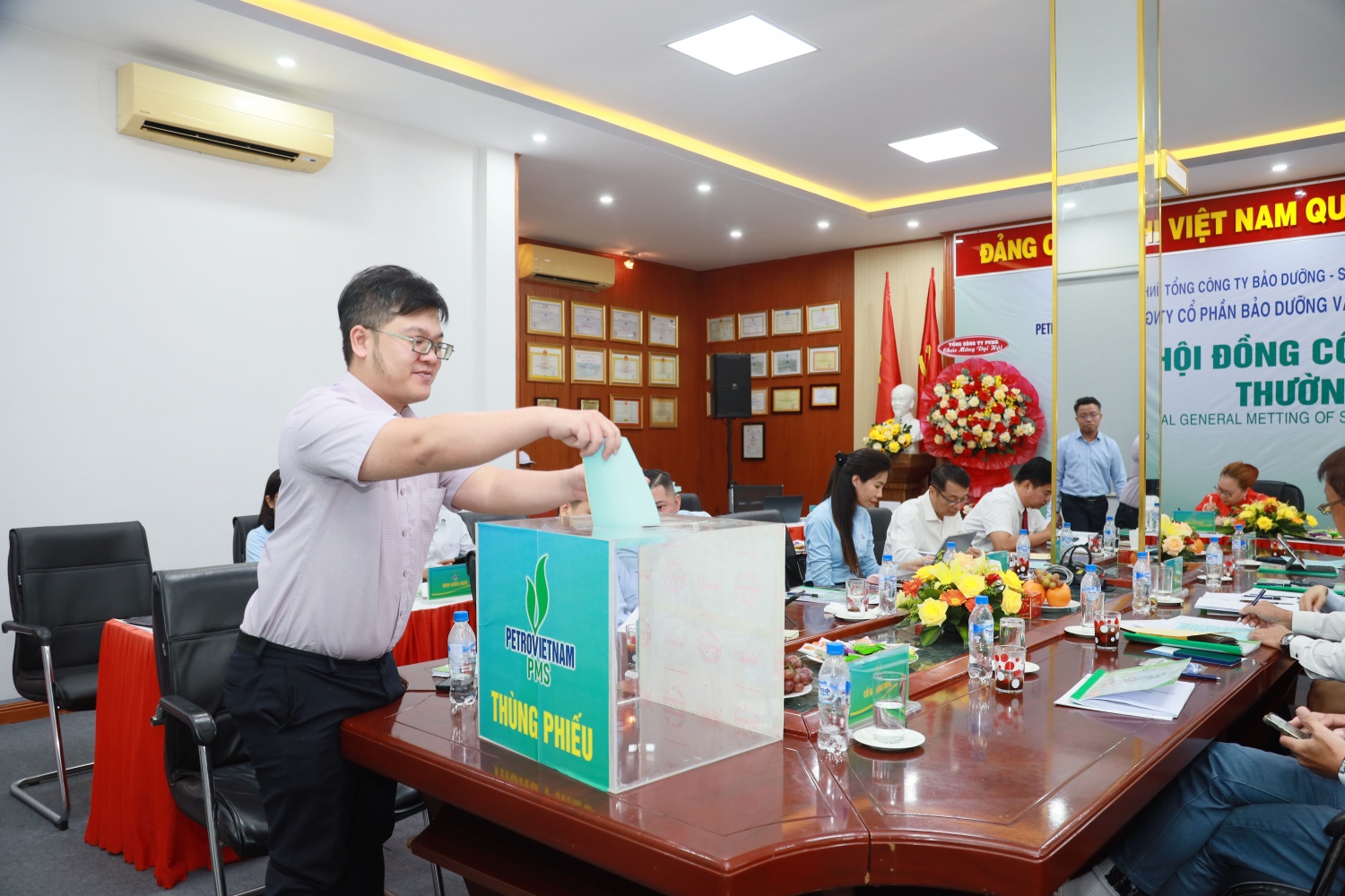 Các cổ đông bỏ phiếu biểu quyết thông qua kế hoạch sản xuất kinh doanh năm 2025 của PMS.