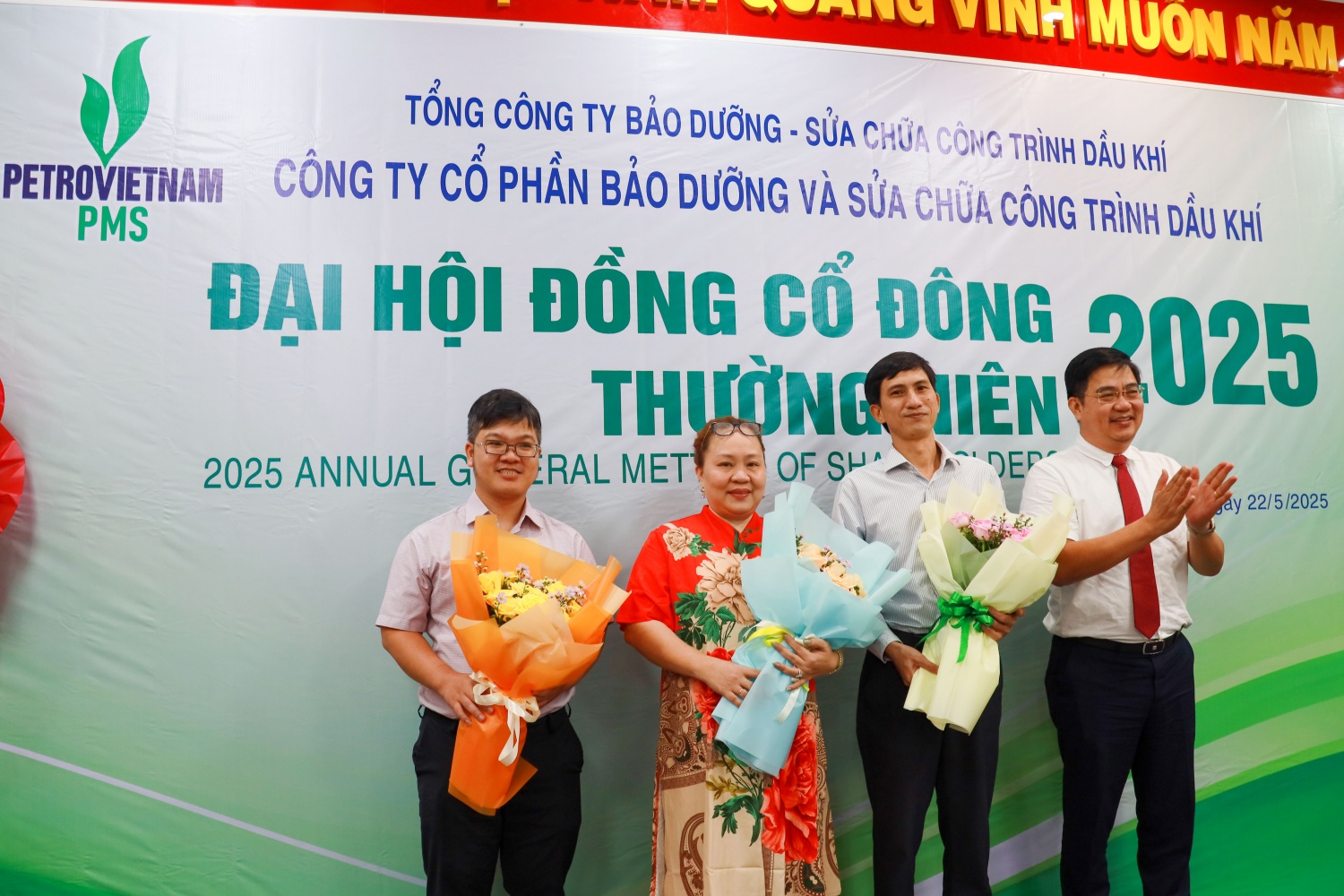Đại diện PVMR trao tặng hoa cho các thành viên HĐQT và Ban Kiểm soát được tái bầu cử nhiệm kỳ 2025-2030.