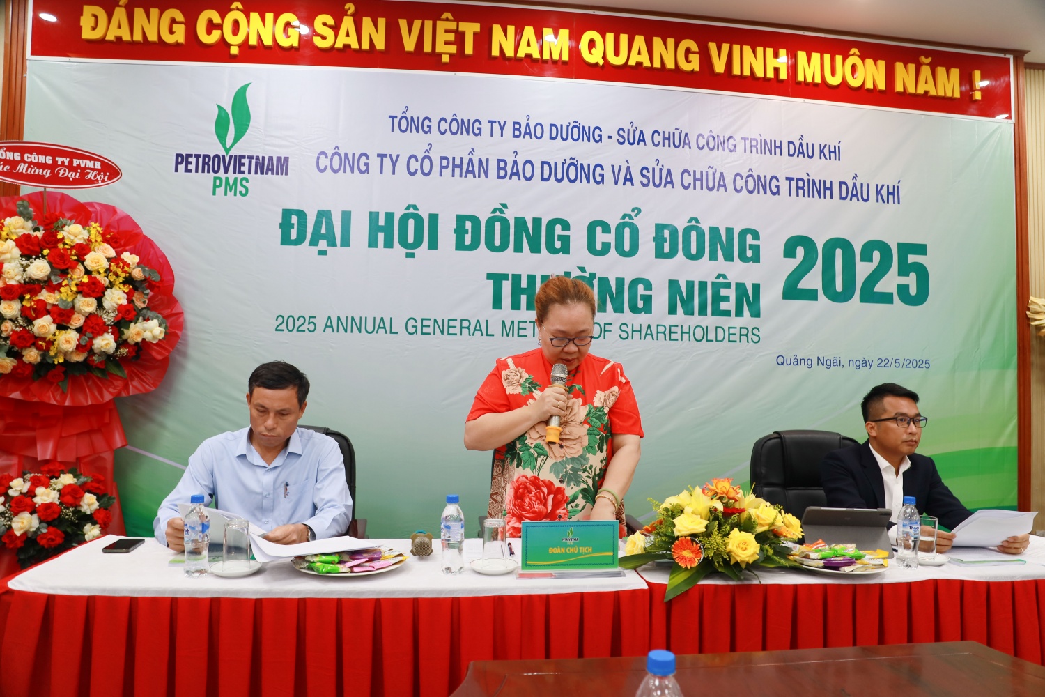Đoàn Chủ tịch điều hành Đại hội gồm bà Đỗ Thị Bích Hồng - Chủ tịch HĐQT; ông Đỗ Mạnh Hùng - Giám đốc và ông Cao Văn Vẫn - Phó Giám đốc.