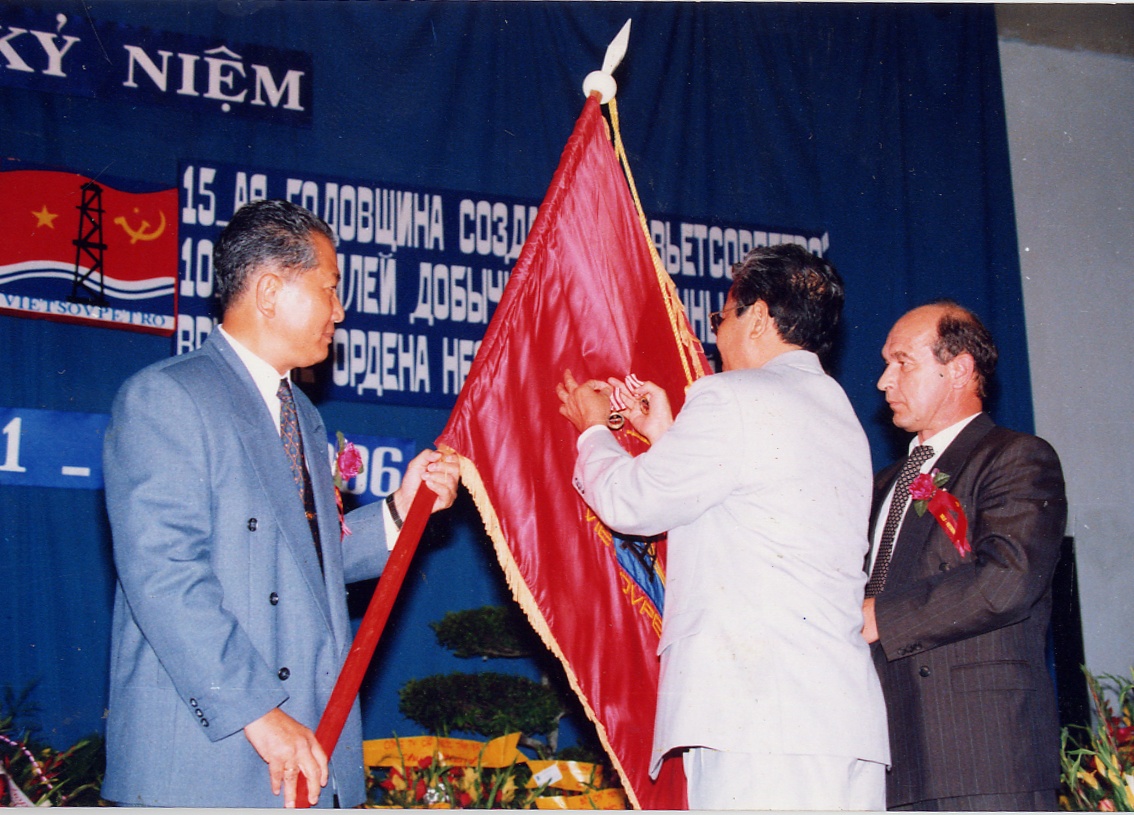 Cố Chủ tịch nước trao Huân chương Độc lập cho Liên doanh Vietsovpetro năm 1996