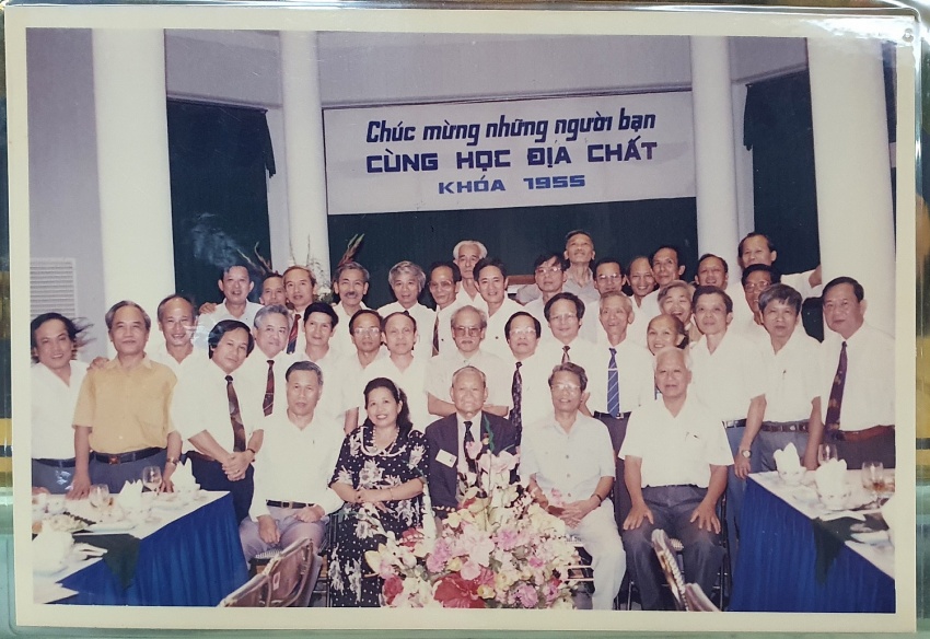 Thế hệ những cán bộ địa chất đầu tiên tại buổi họp mặt lớp học chuyên viên địa chất khóa 1955. Ông Trần Đức Lương (người thứ 2, hàng đầu từ phải qua) và ông Đặng Của (ngoài cùng bên phải, hàng thứ 2). (Ảnh chụp tháng 10/1995)