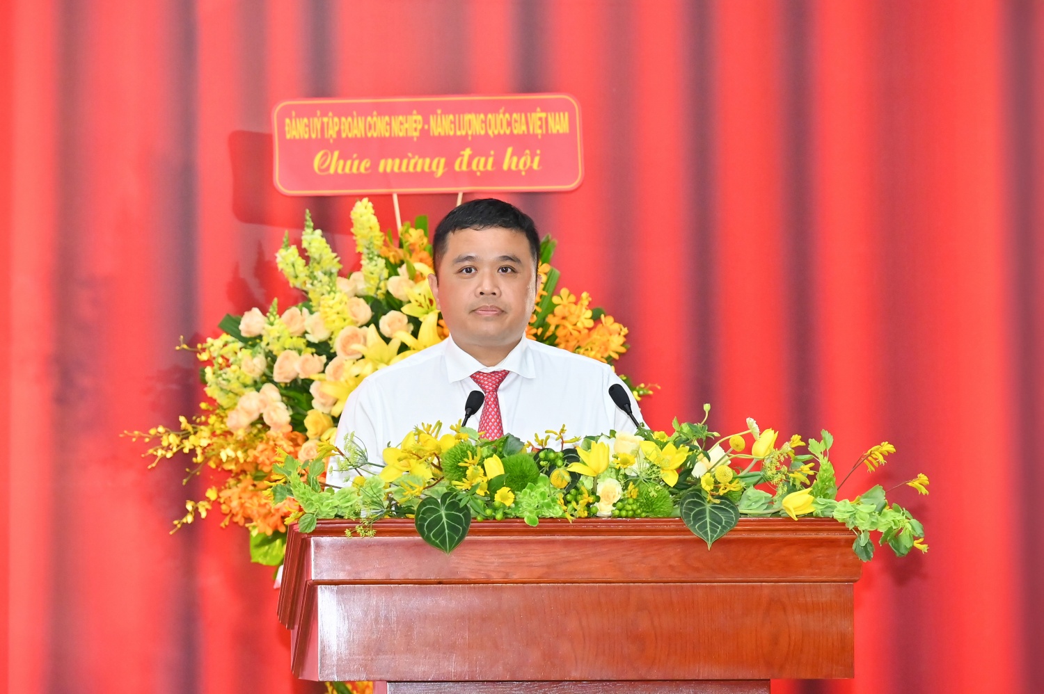 Đồng chí Nguyễn Đăng Trình - Phó Bí thư Đảng ủy, Tổng Giám đốc Tổng công ty trình bày Báo cáo kiểm điểm Ban Chấp hành Đảng bộ Tổng công ty