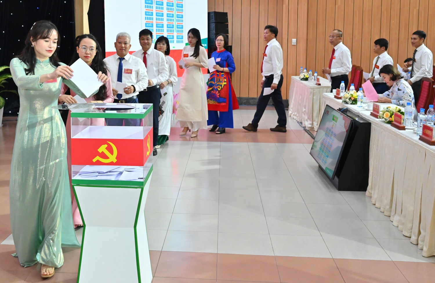 Đại biểu thực hiện các nội dung bầu cử