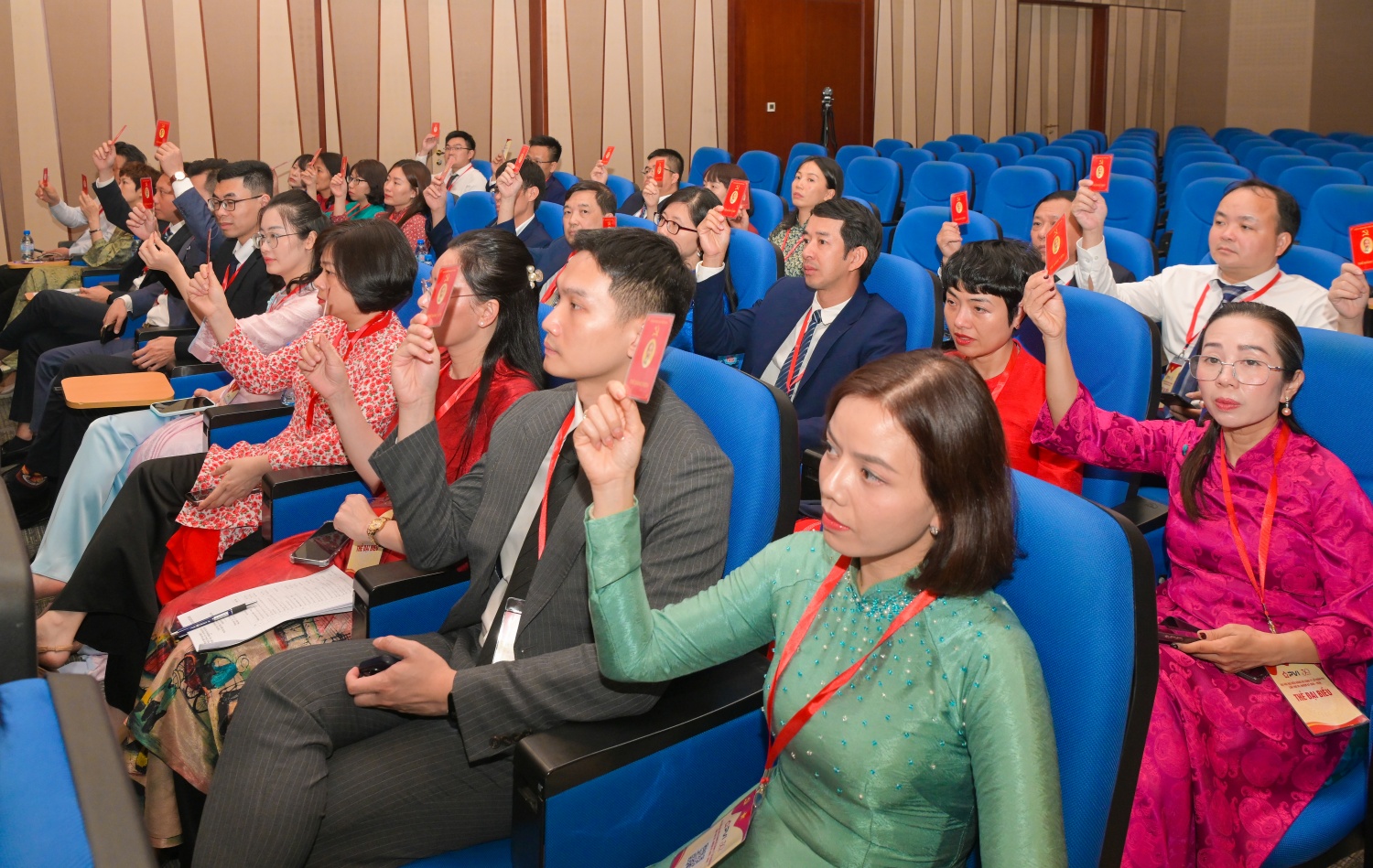 Các đại biểu biểu quyết tại Đại hội