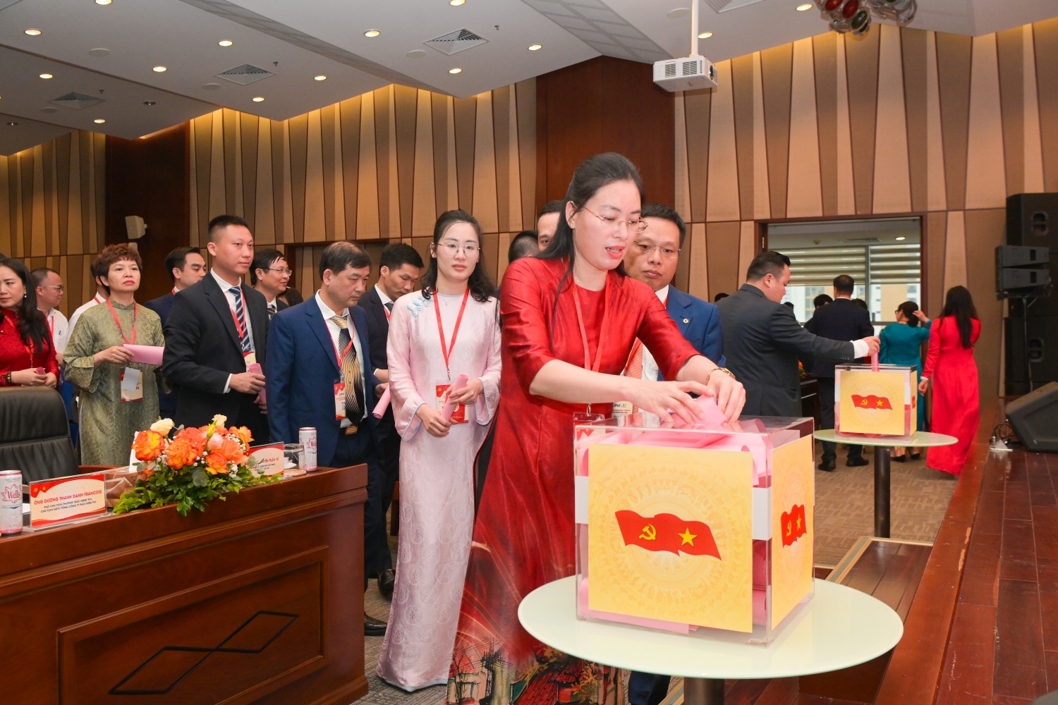 Các đại biểu bỏ phiếu bầu Ban Chấp hành khóa mới