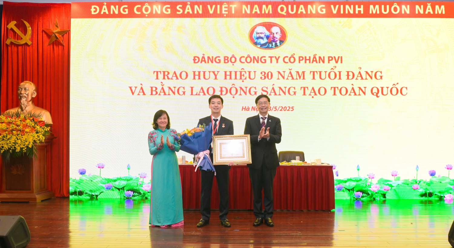 Đồng chí Vũ Văn Thắng nhận huy hiệu 30 năm tuổi Đảng.