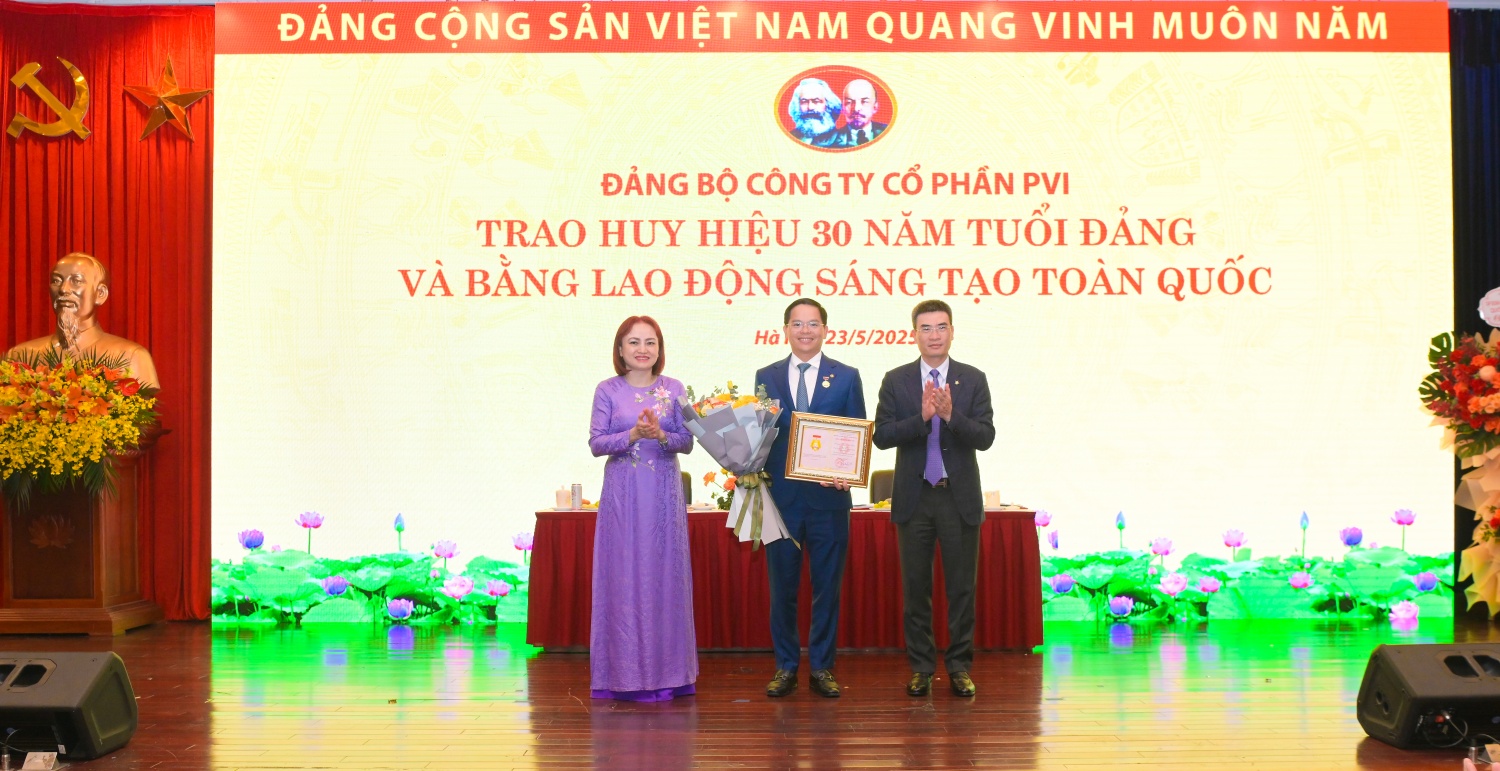 Đồng chí Trịnh Anh Tuấn nhận “Bằng Lao động sáng tạo toàn quốc trong phong trào Thi đua yêu nước”