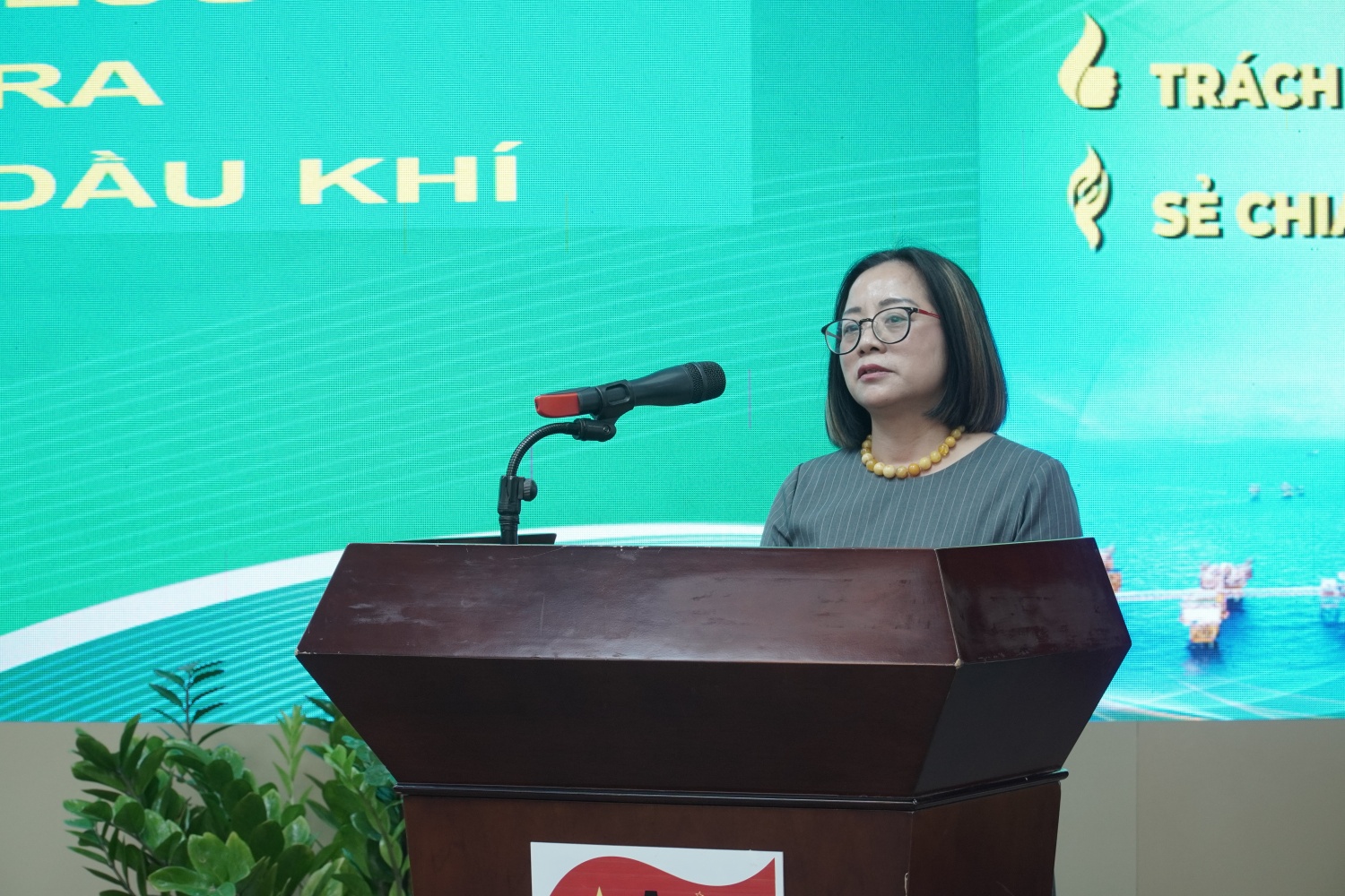 Bà Lê Thị Lam Trà – Phó Trưởng Ban Quản trị Nguồn nhân lực Petrovietnam phát biểu tại khóa đào tạo.