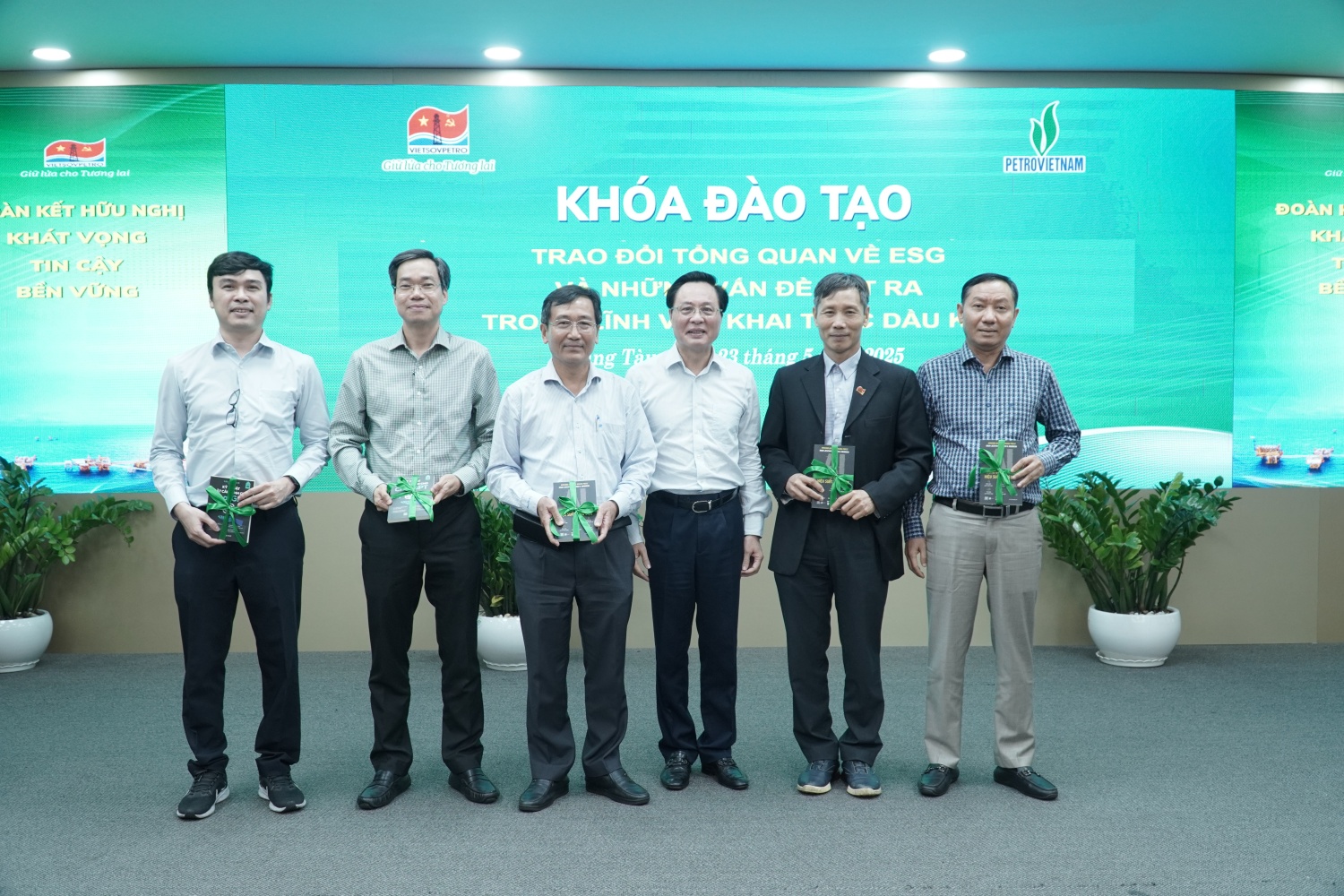 Ông Bùi Minh Tiến tặng quà cho các học viên tiêu biểu.