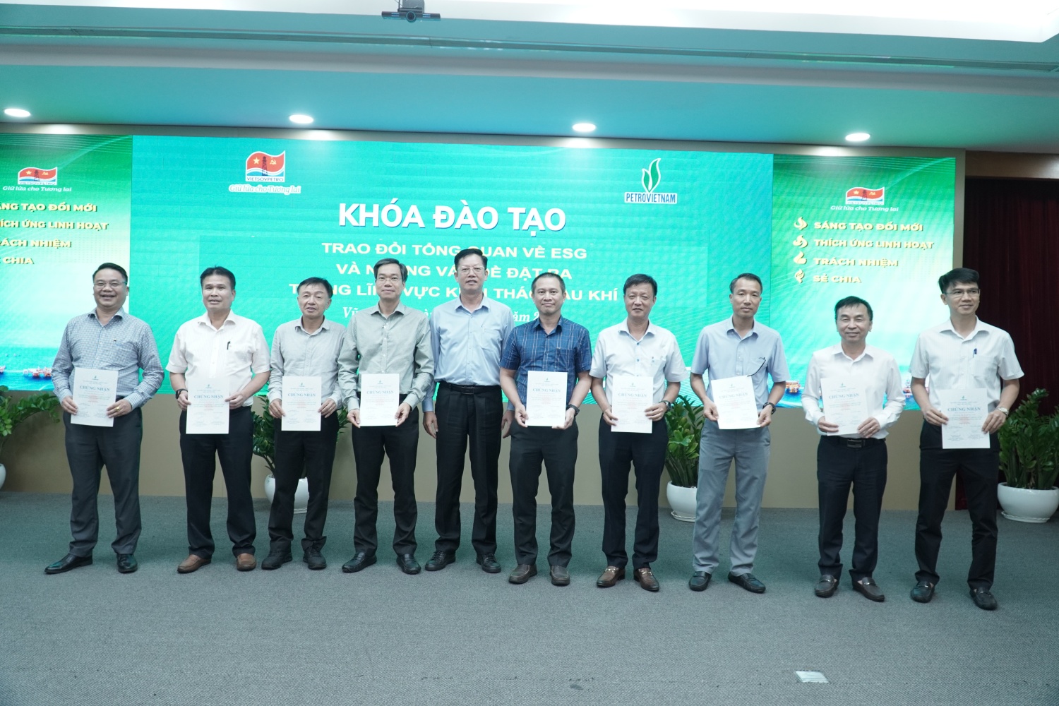 Các học viên nhận chứng chỉ đào tạo.
