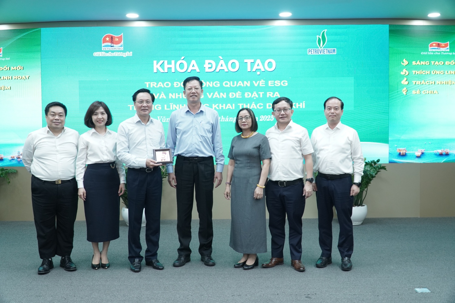 Ông Mai Đăng Tuấn thay mặt Ban lãnh đạo Vietsovpetro gửi lời cảm ơn tới ông Bùi Minh Tiến và các giảng viên Petrovietnam.